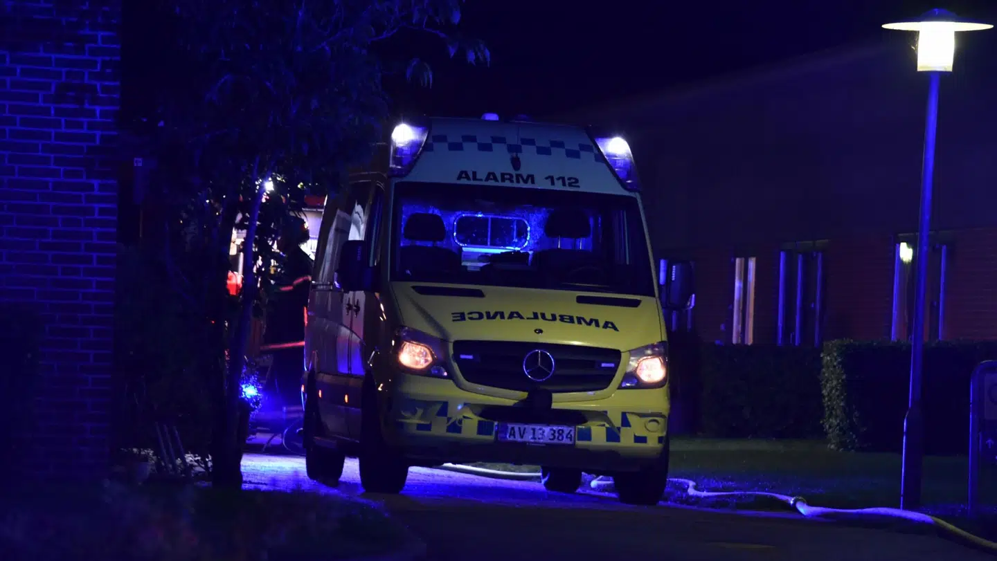 Ambulance og brandkøretøjer er til stede ved plejehjemmet.