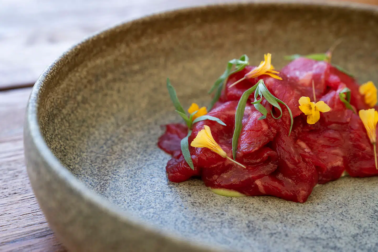 Glimrende tatar med estragoncreme og røget marv.