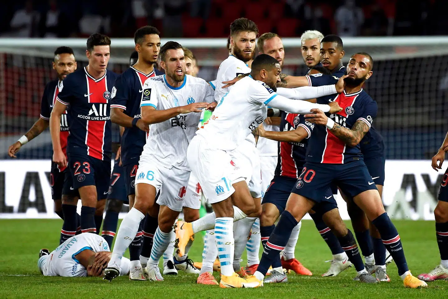 epa08667288 Paris Saint-Germain's Layvin Kurzawa (R) scuffles with Olympique Marseille's Jordan Amavi (C) during the French Ligue 1 soccer match between Paris Saint-Germain (PSG) and Olympique Marseille at the Parc des Princes stadium in Paris, France, 13 September 2020. EPA/Julien de Rosa