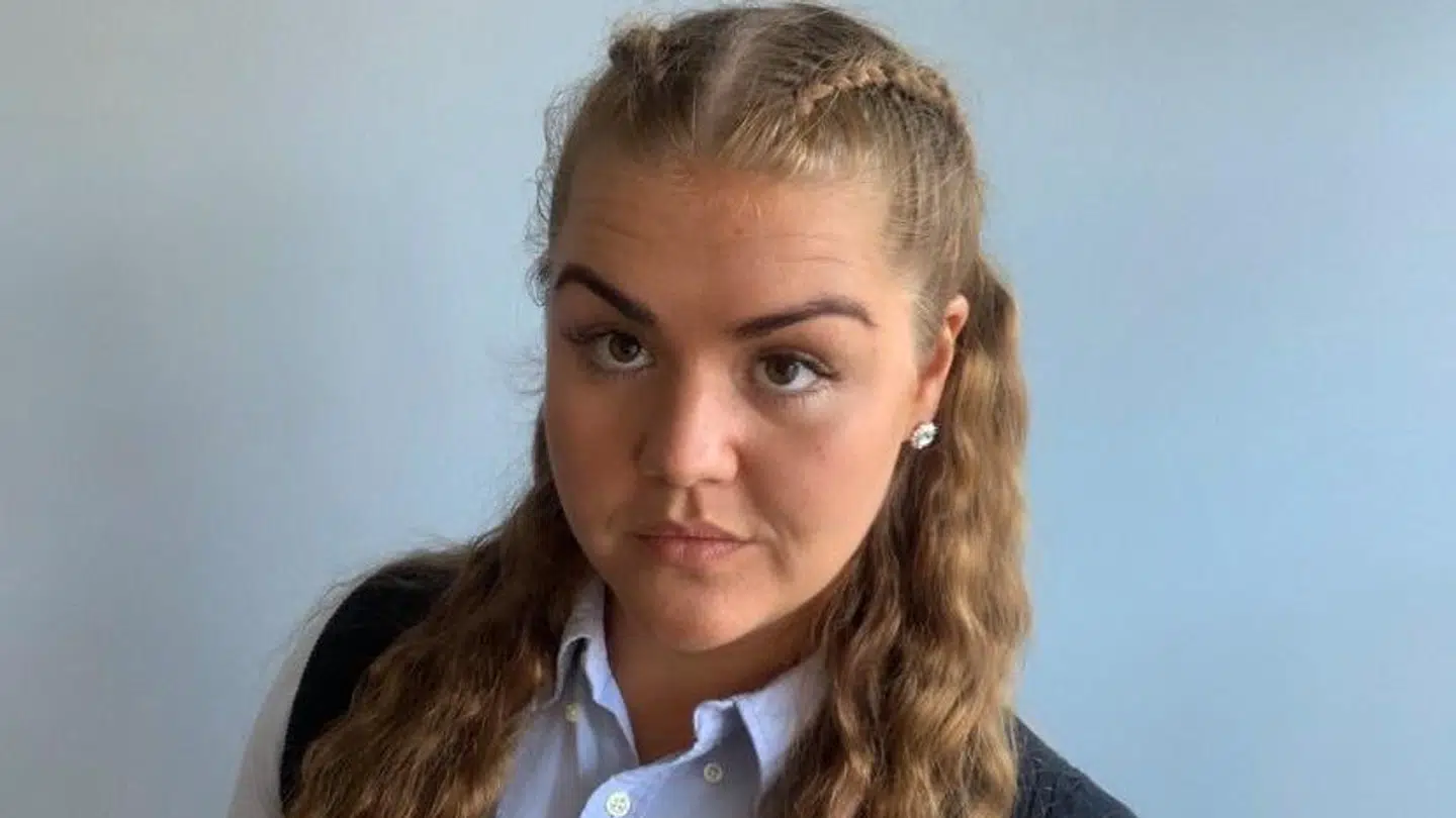 Maja har en kæreste nu, men hendes tidligere liv bar præg af frihed og lysten til sex. Hvilket hendes tvillingesøster har vrængt næsen af.