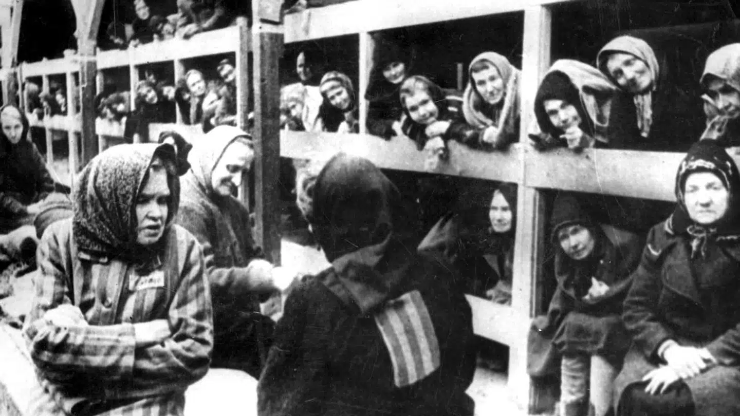 Auschwitz-fangerne sov side og side i proppede barakker. Der var koldt, og der blev kæmpet om tæpperne, fortæller Arlette Andersen. Her et billede taget i forbindelse med befrielsen i januar 1945.