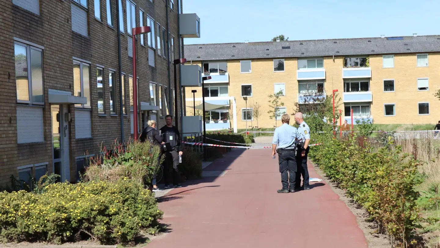 'Vi er i øjeblikket til stede på Nørrebrogade i Randers NØ, hvor vi er i gang med at undersøge en hændelse. Vi har ikke yderligere oplysninger på nuværende tidspunkt. Vi opdaterer, når vi har nyt. Foto: Mathias Øgendahl.