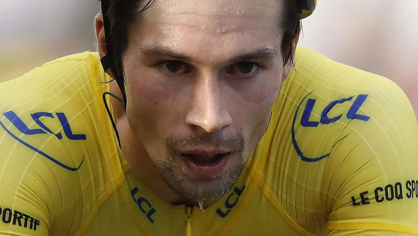 En slagen Primoz Roglic ruller over målstregen.