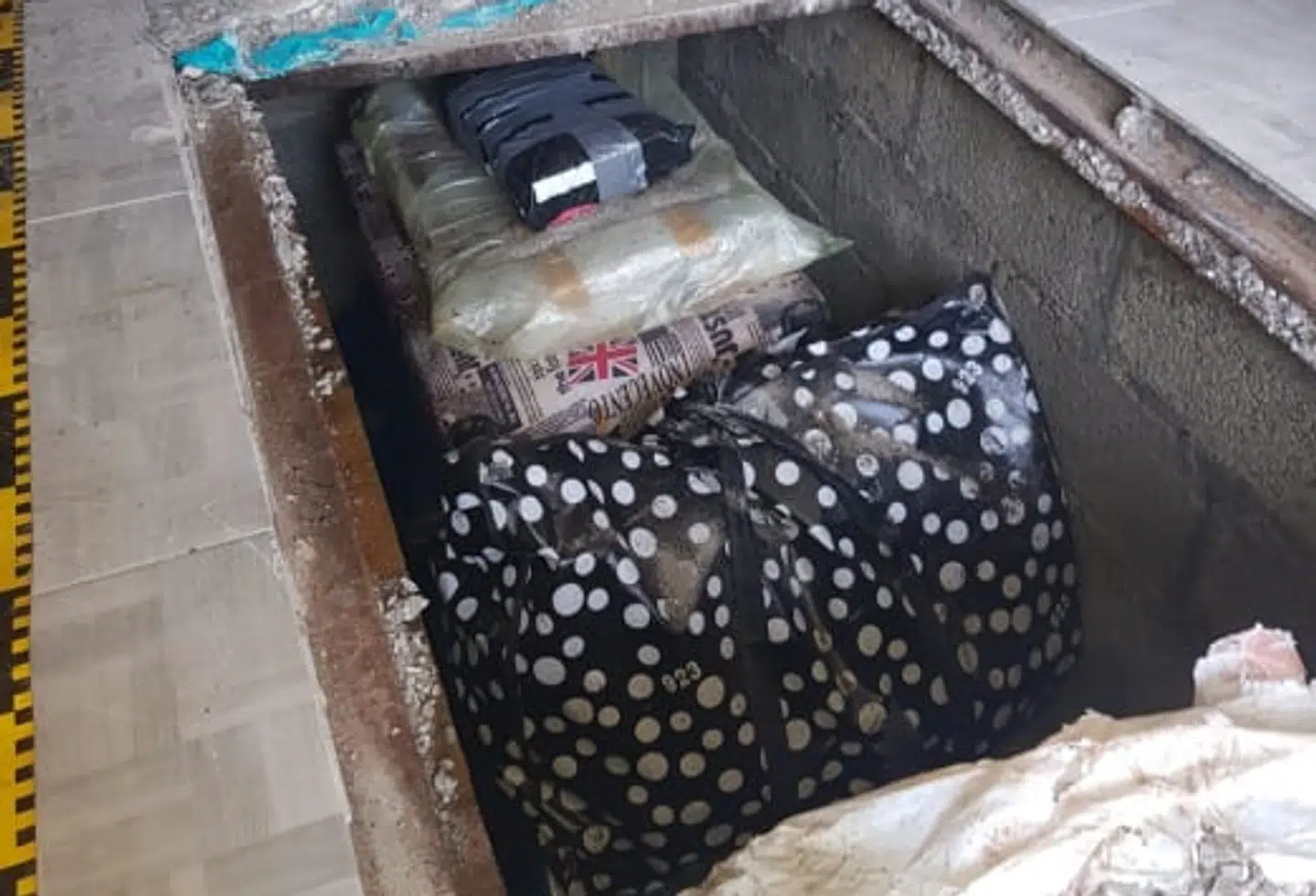 Det var under dette gulv, at bøgerne blev fundet.