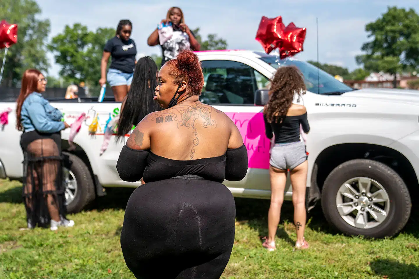 En pointe i protesten imod »voldtægtskultur« og »slutshaming« er, at kvinder skal kunne klæde sig præcis, som de vil, og også som billige tøser. Protestformen har dog været til debat, da nogle kvinder finder, at den ikke virker efter hensigten. Nærmest tværtimod.