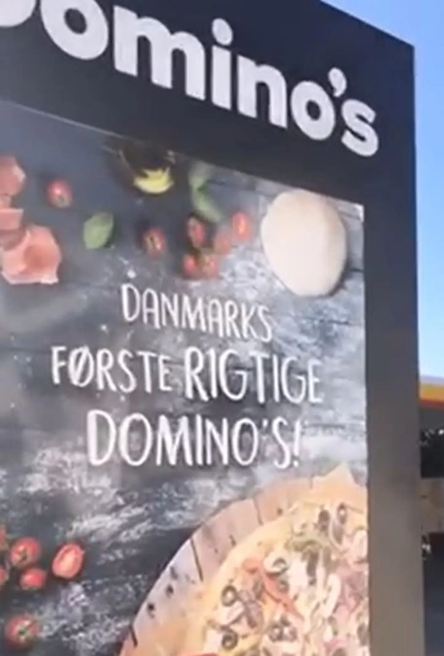 På afstand ser pizzaen på Domino´s reklame ret indbydende ud.
