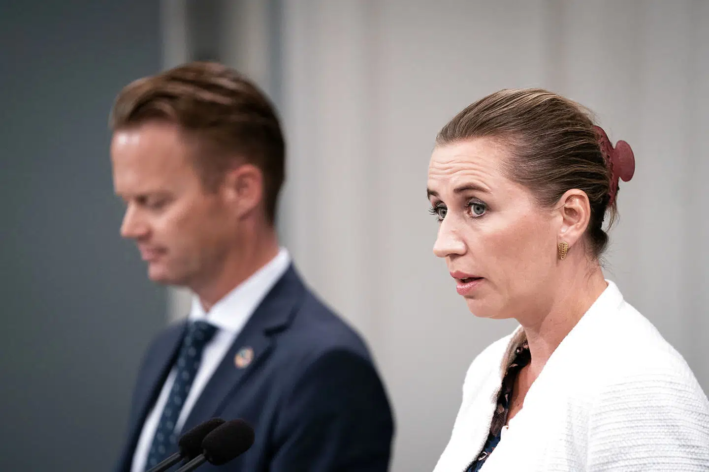 Mette Frederiksen ringede til Morten Østergaard for at stoppe De Radikales kritik af Jeppe Kofod (tv.).