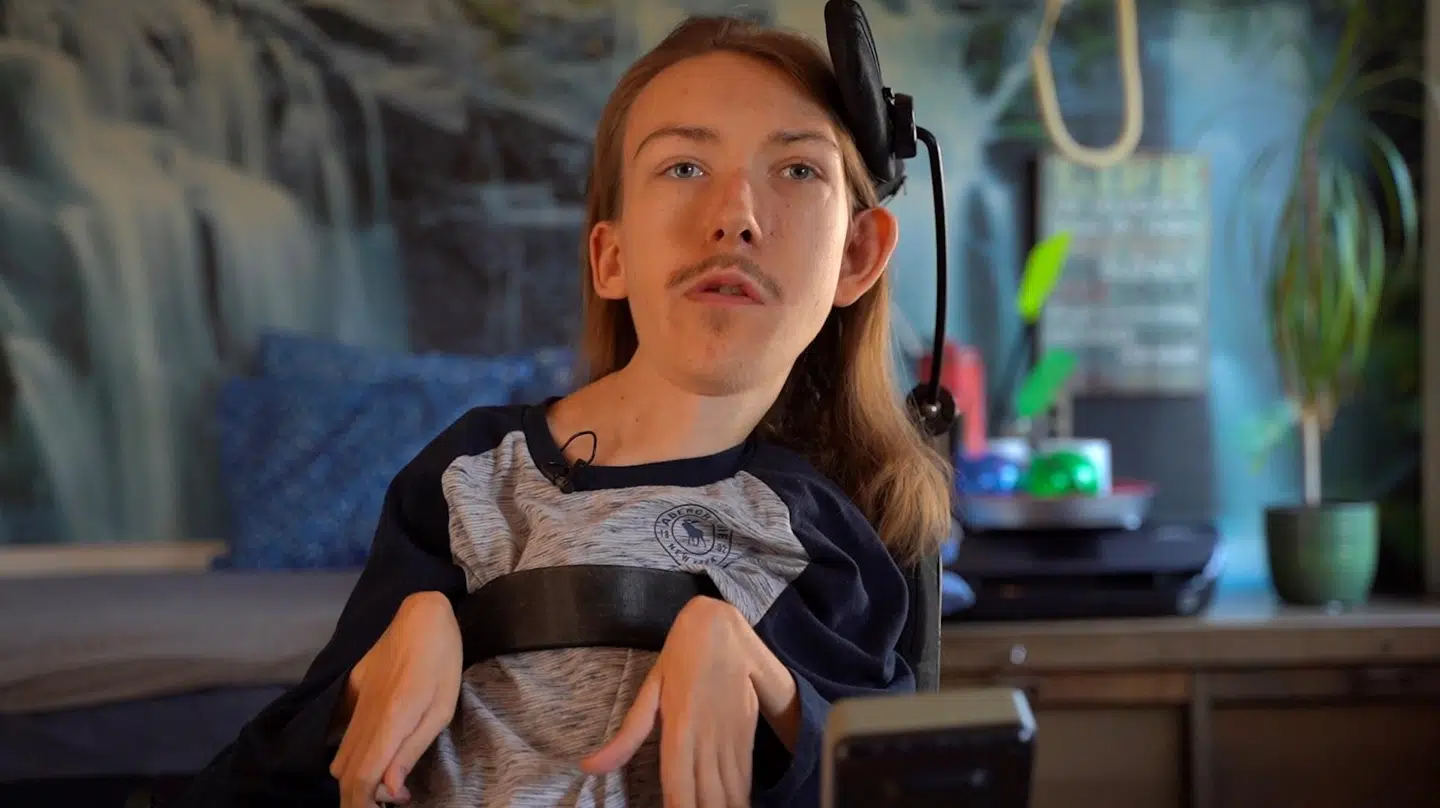 Oliver Nybo Nielsen lider af spinal muskelatrofi. Han kan kun bevæge fire fingre. Han drømmer om at beholde kræfterne i de fire fingre, han har tilbage, og hans håb er, at han kan få lov til at få medicin mod sin sygdom. Indtil videre er han dog for gammel til medicinen, ifølge danske regler.