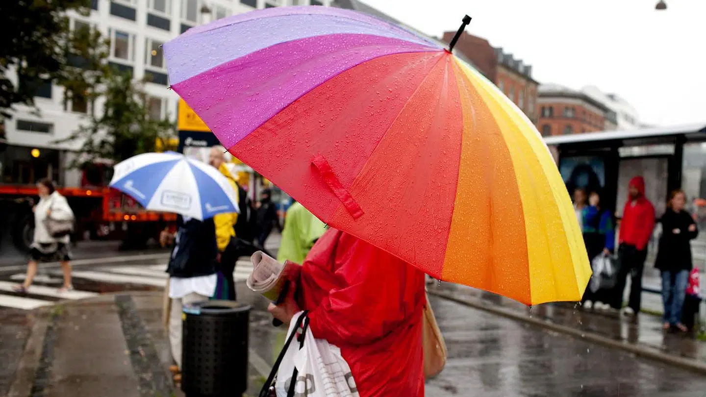 Du kan allerede onsdag få brug for paraplyen - og du skal ikke gemme den væk den næste måneds tid.