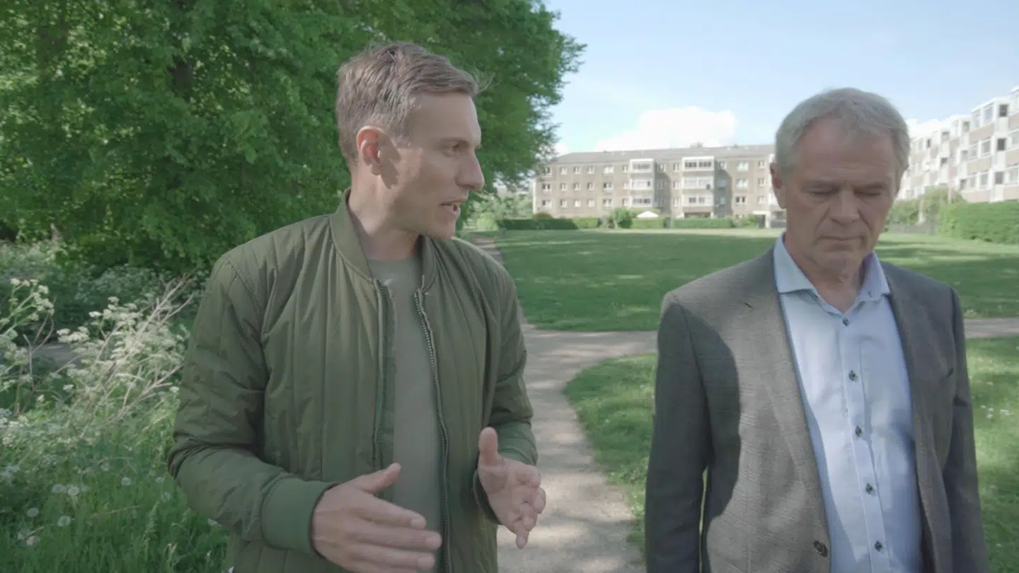 Den tidligere politimand Sebastian Richelsen og pensioneret drabschef Jens Møller besøger i programmet »Ind i Mørket« beboelsesområdet, hvor en fire-årig pige forsvandt for 37 år siden.