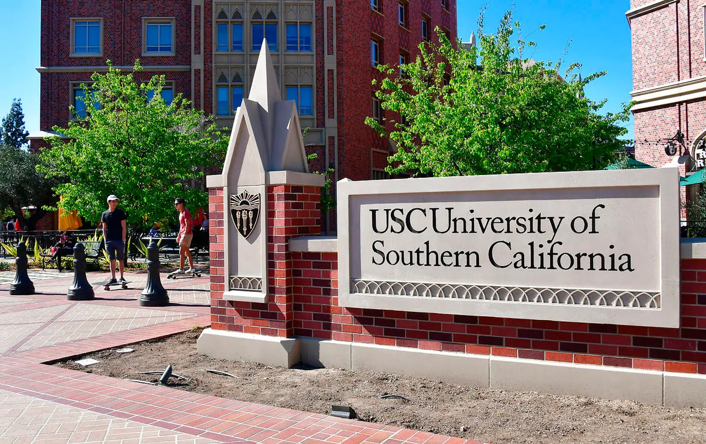 University of Southern California er kommet i søgelyset, efter en universitetsprofessor har mistet sit arbejde for at sige et kinesisk fyldord under en forelæsning.