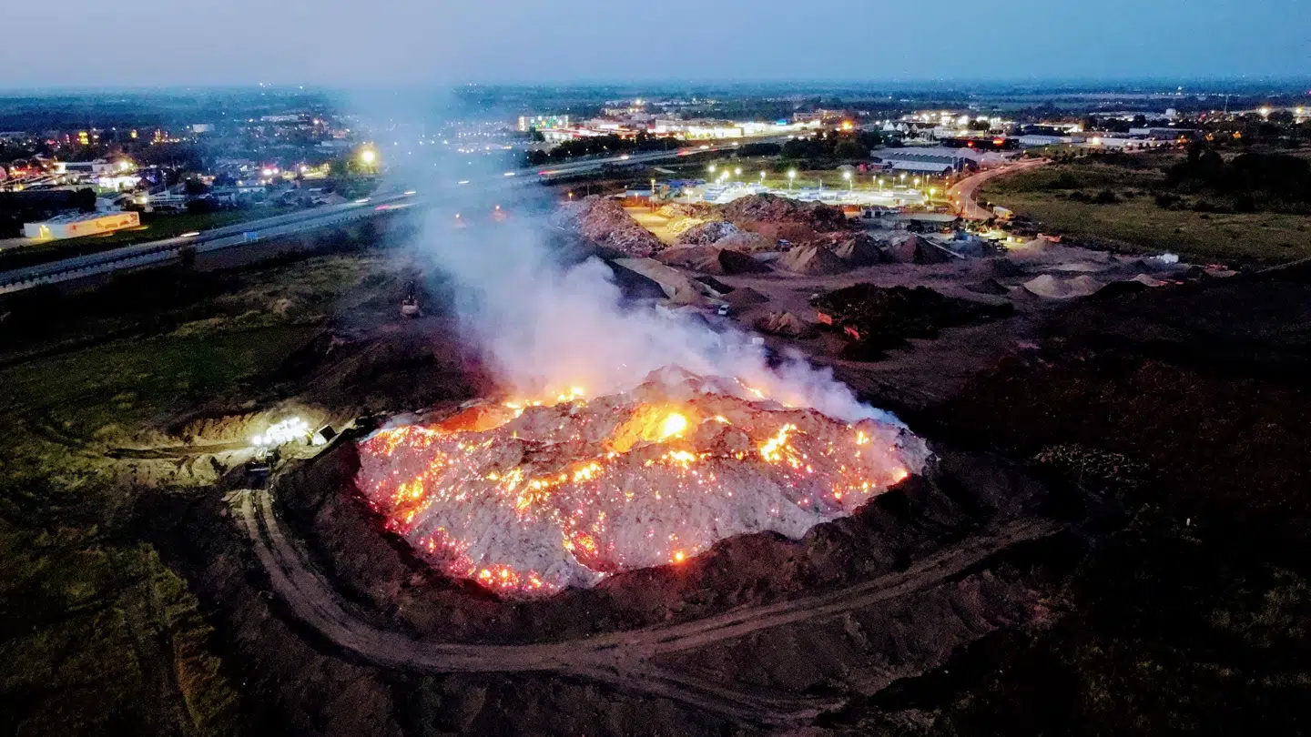 Billederne i denne artikel er taget af amatørfotograf Daniel Tronholm. Med en drone har han tirsdag aften kunnet tage billeder af 'Roskildes nye vulkan', som giver en lugt af 'spejderbål' ved hjemmet i Vindinge. Daniel Tronholm fortæller, at han har stået omkring 600 meter fra bålet, da han sendte sin drone i vejret, så den kunne flyve ind over gløderne og tage de spektakulære billeder.