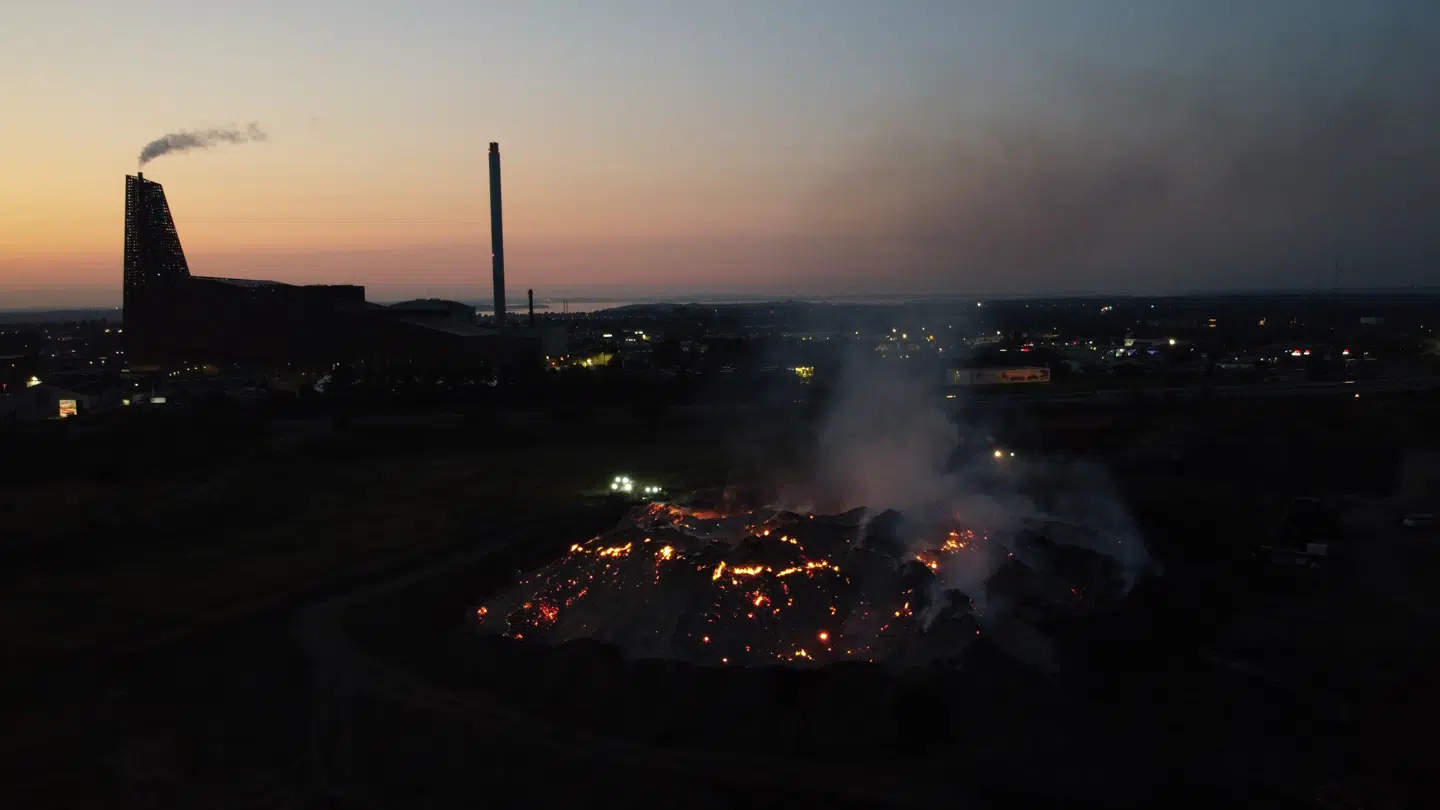 Billederne i denne artikel er taget af amatørfotograf Daniel Tronholm. Med en drone har han tirsdag aften kunnet tage billeder af 'Roskildes nye vulkan', som giver en lugt af 'spejderbål' ved hjemmet i Vindinge. Daniel Tronholm fortæller, at han har stået omkring 600 meter fra bålet, da han sendte sin drone i vejret, så den kunne flyve ind over gløderne og tage de spektakulære billeder.
