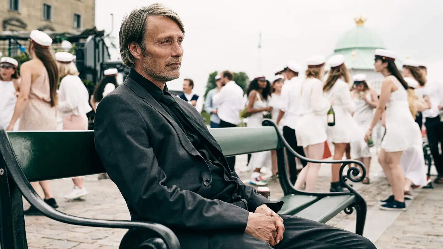 Mads Mikkelsen ser ud på vandet - og på Dannebrog.