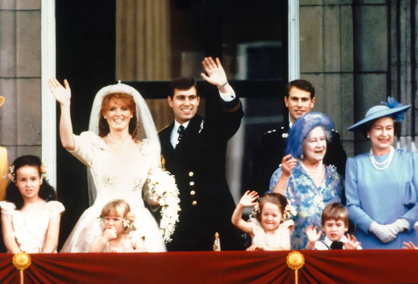 Prince Andrew blev i 1986 gift med Sarah Ferguson. Parret fik to døtre, men blev dog senere skilt. Parret er dog forblevet gode venner, og Srah Ferguson har flere gange forsvaret sin eksmand mod Epstein-anklagerne.