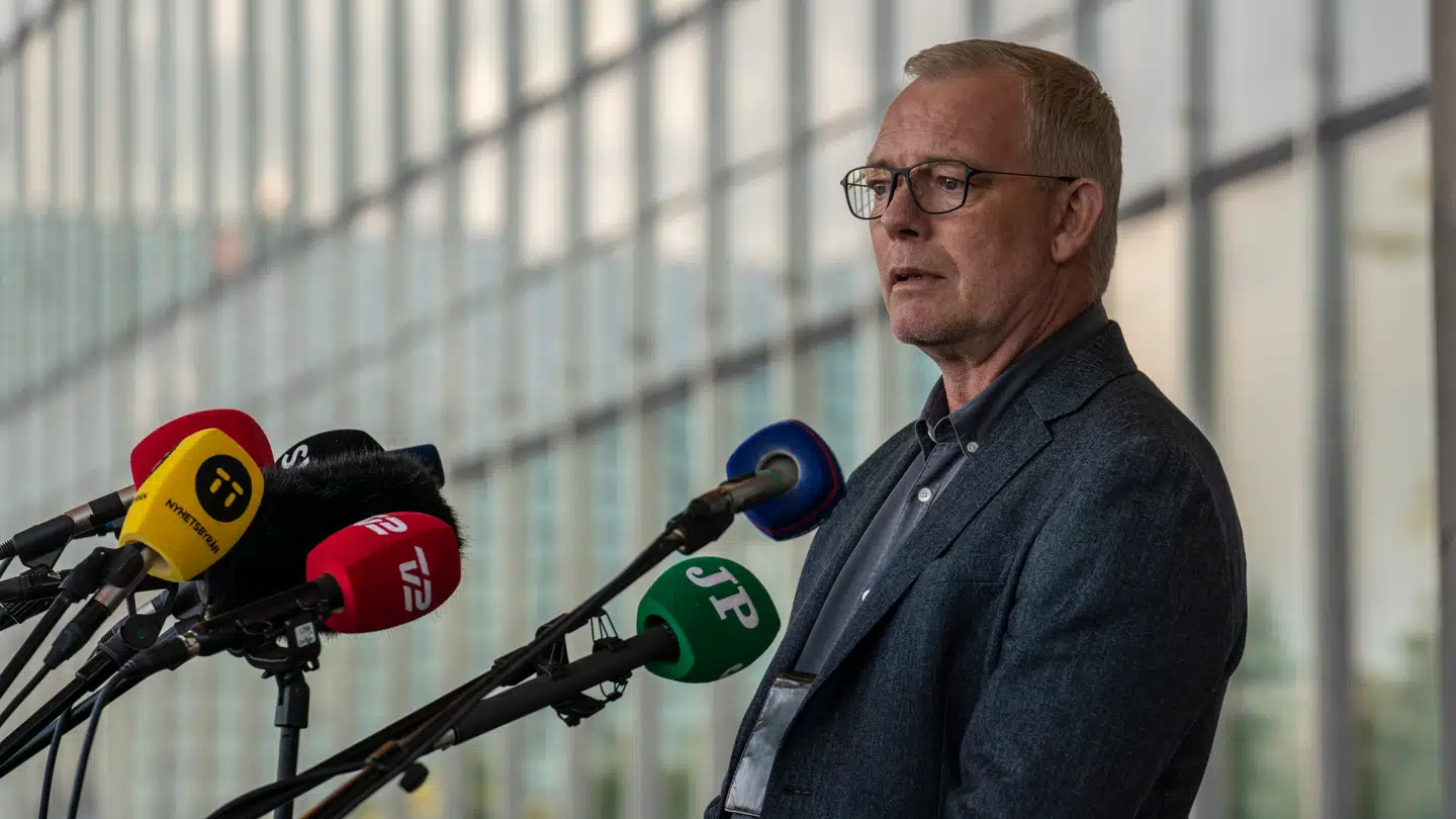 Søren Malling i rollen som Jens Møller under et pressemøde.