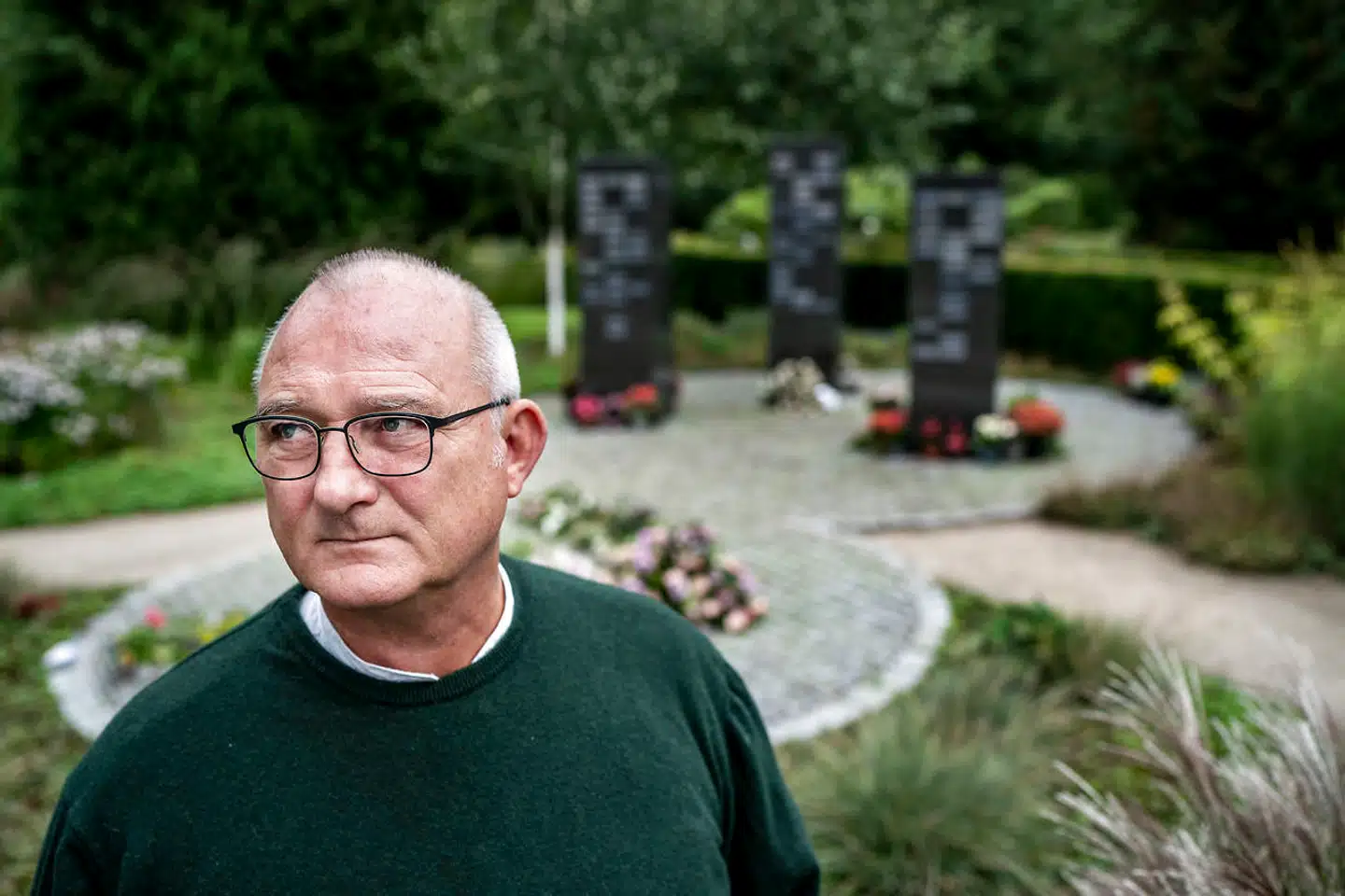 Provst Hans-Henrik Nissen er bange for, at høje takster på nabokommunens kirkegårde vil sætte skub i en uheldig tendens, der til sidst vil betyde, at flere og flere vil melde sig ud af Folkekirken.