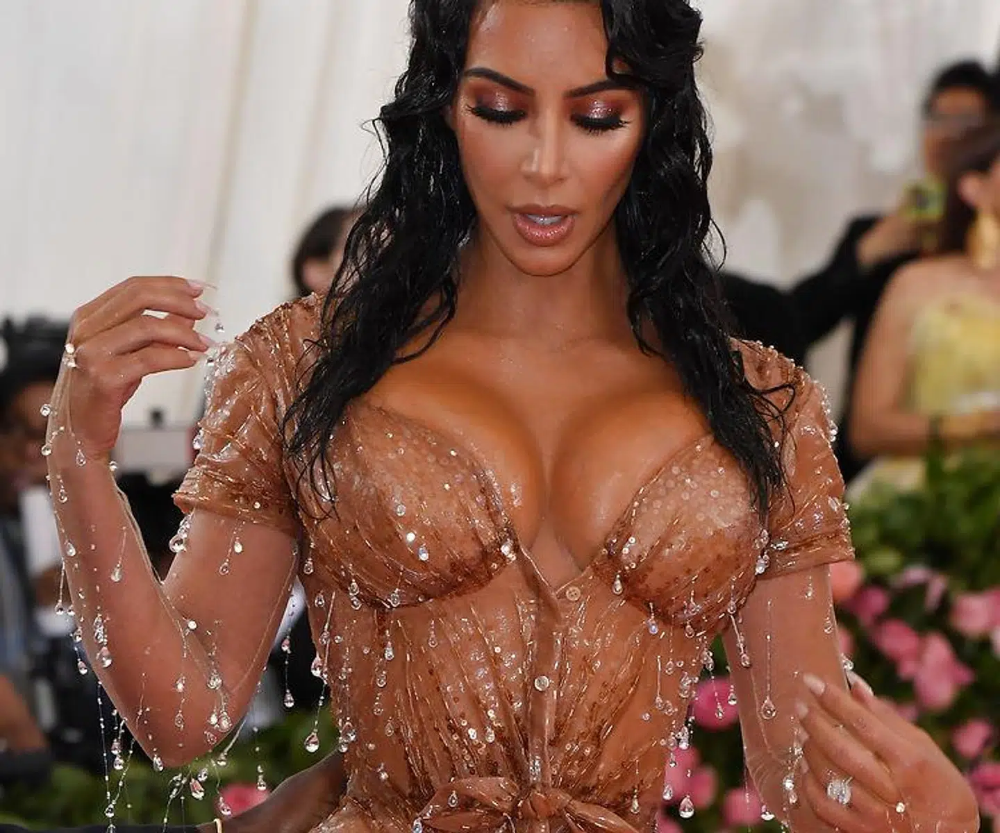 Kardashian-familien blev i begyndelsen kritiseret meget for deres 'billige' og letpåklædte smag. Men nu er det dem, der kan grine højest - hele vejen til banken. For deres specielle selvpromovering har gjort familien til milliardærer.