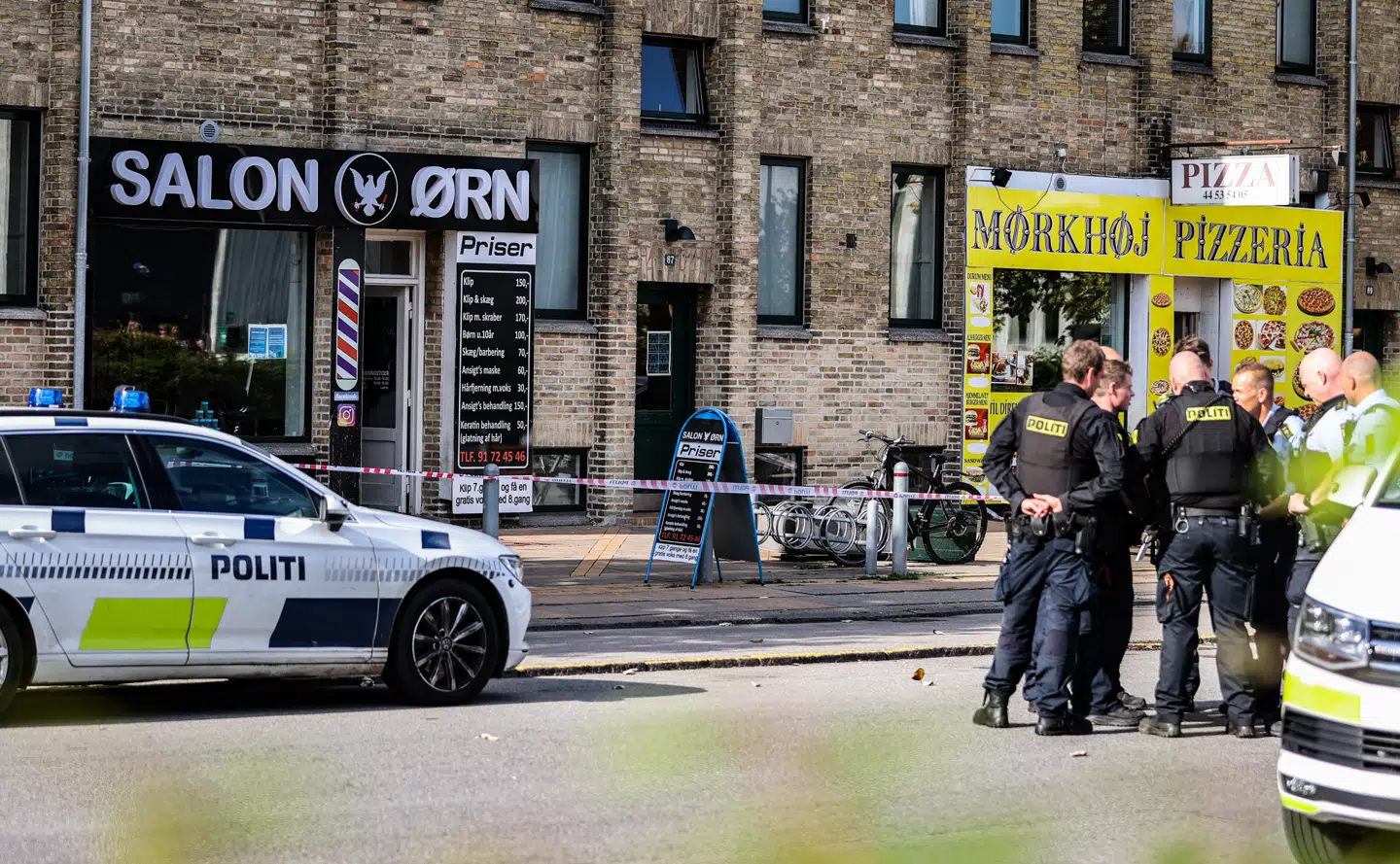 Skyderi i København i frisørsalon. Politiet er efterfølgende massivt til stede. Foto: Byrd.