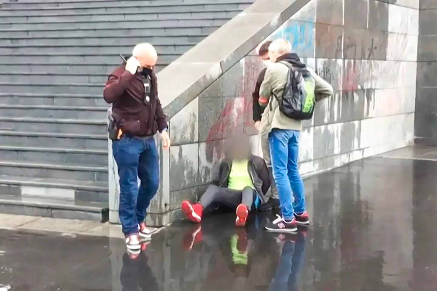 En videooptagelse, som nyhedsbureauet AFP har haft adgang til, viser civilklædte franske politifolk omkring en af de formodede gerningsmænd til fredagens attentat i området nær satiremagasinet Charlie Hebdos tidligere redaktion i det centrale Paris.