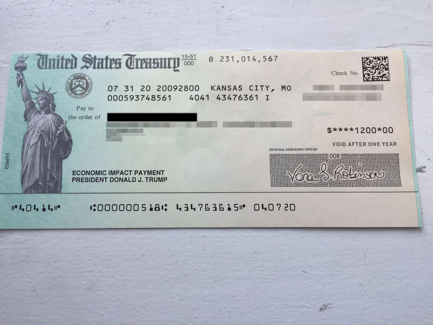 Sådan ser den check ud, som Lene har modtaget.