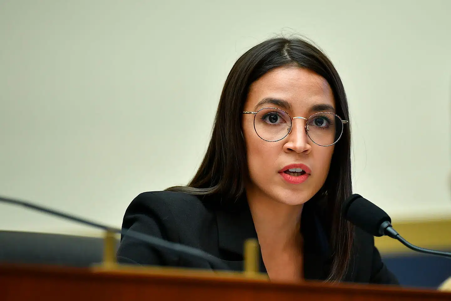 Den amerikanske stjernepolitiker Alexandria Ocasio-Cortez var en blandt flere demokratiske kongresmedlemmer, der onsdag aften gik i kødet på Kåre Schultz.