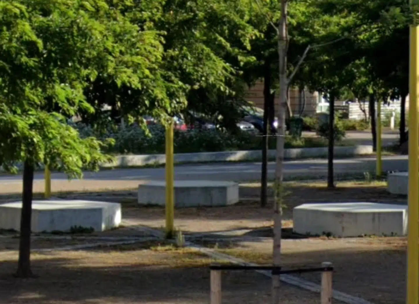 Det er ved de her sten på Monrads Plads i Valby, at hundeejer Mikkel Sonne Clifforth fire gange har fundet brød med knuste barberblade i.