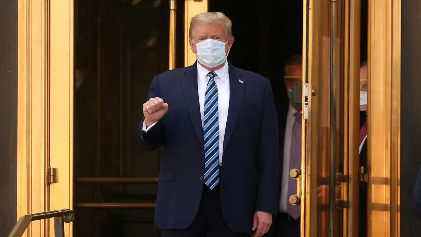 Donald Trump på vej ud af dørene ved Walter Reed-hospitalet, hvor han har været indlagt i tre dage.