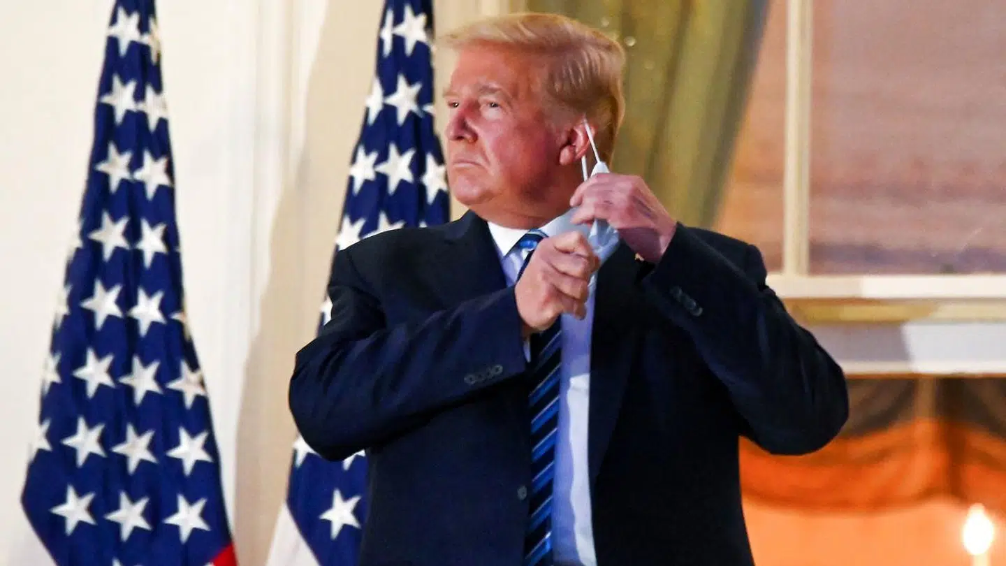 Donald Trump smed symbolsk sin ansigtsmaske, da han ankom til Det Hvide Hus.
