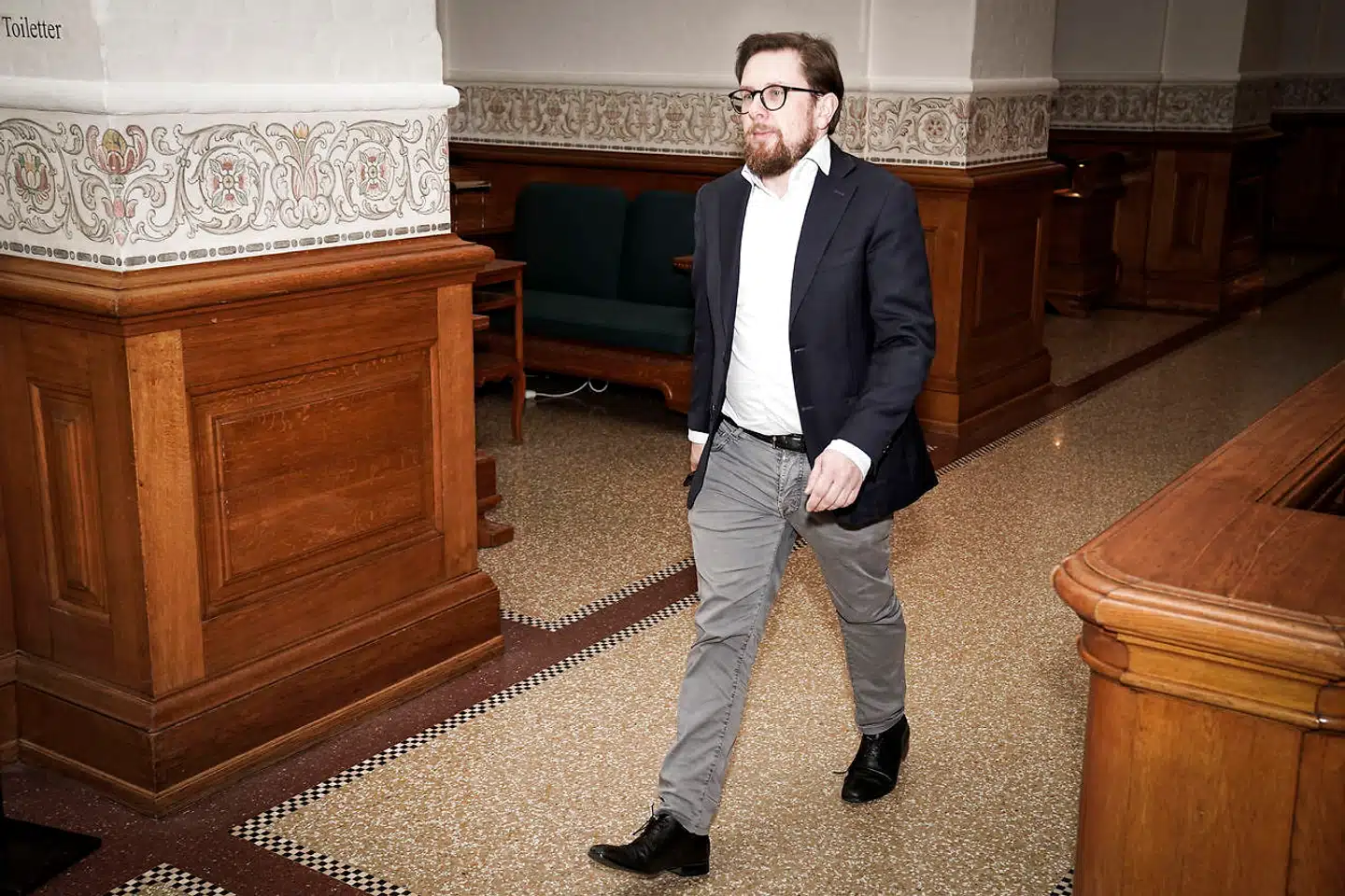 Simon Emil Ammitzbøll-Bille nedlægger nu sit nye parti Fremad. »Hvad fremtiden bringer, vil tiden vise. Foreløbig fortsætter jeg som en fri fugl på Christiansborg,« skriver han i et opslag på Facebook.