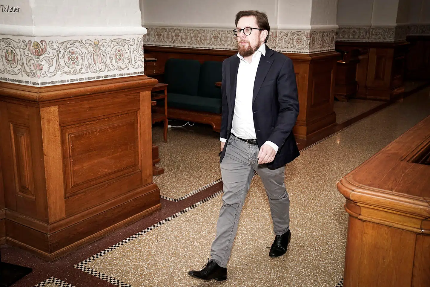 Simon Emil Ammitzbøll-Bille nedlægger nu sit nye parti Fremad. »Hvad fremtiden bringer, vil tiden vise. Foreløbig fortsætter jeg som en fri fugl på Christiansborg,« skriver han i et opslag på Facebook.