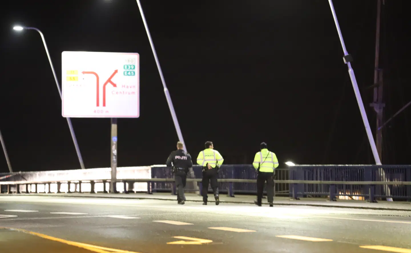 Politiets arbejde foregår også på Limfjordsbroen.