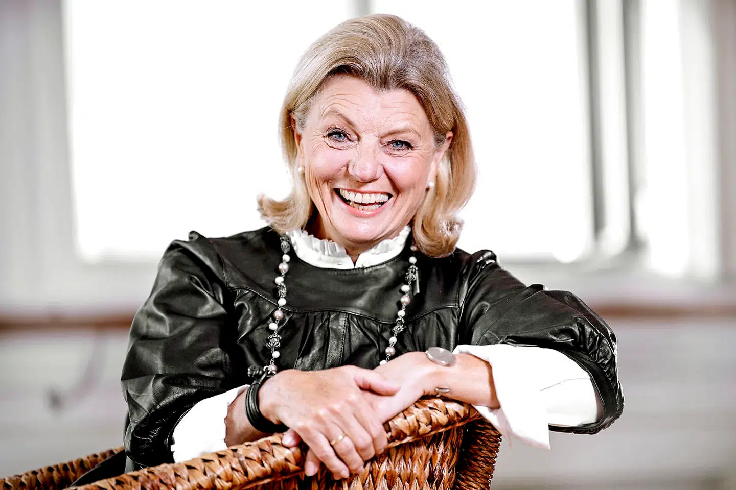 Det eksplosive temperament har Anne Laxholm altid overladt til sin mand. Det værste, hun selv har gjort, er at kaste hytteost efter ham.