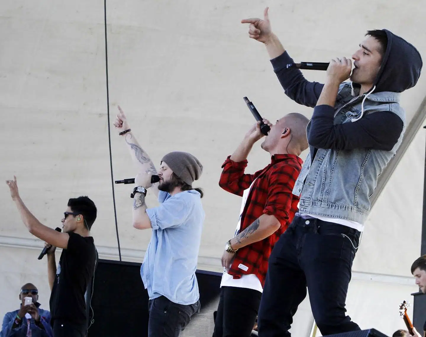 Tom Parker (th.) på scenen sammen med resten af The Wanted'.