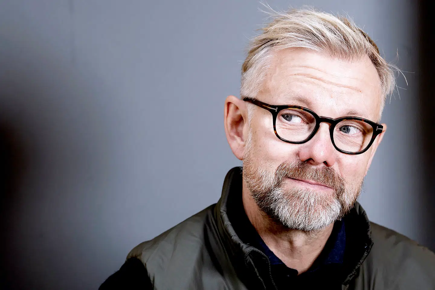Casper Christensen kalder sig en lykkelig småbørnsfar og elsker at leve langt fra storbyen.