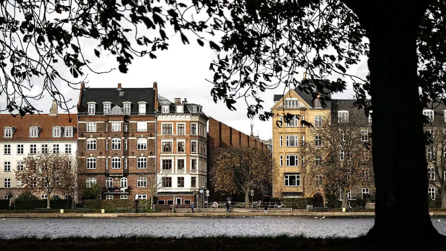 Den danske rente falder, og det kan give nye overvejelser til de danske boligejere her i efterårsferien. Kursen på 1,0-procentlånet bliver mandag handlet tæt på kurs 100 og er snublende tæt på at lukke.