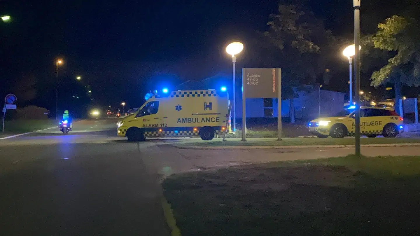 Både politi og ambulancer rykkede ud til uheldet.