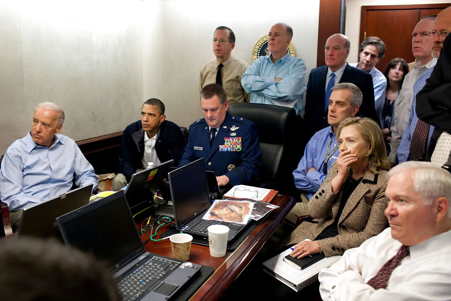 Barack Obama, Joe Biden, Hillary Clinton overværer drabet på Osama bin Laden ... eller gør de.