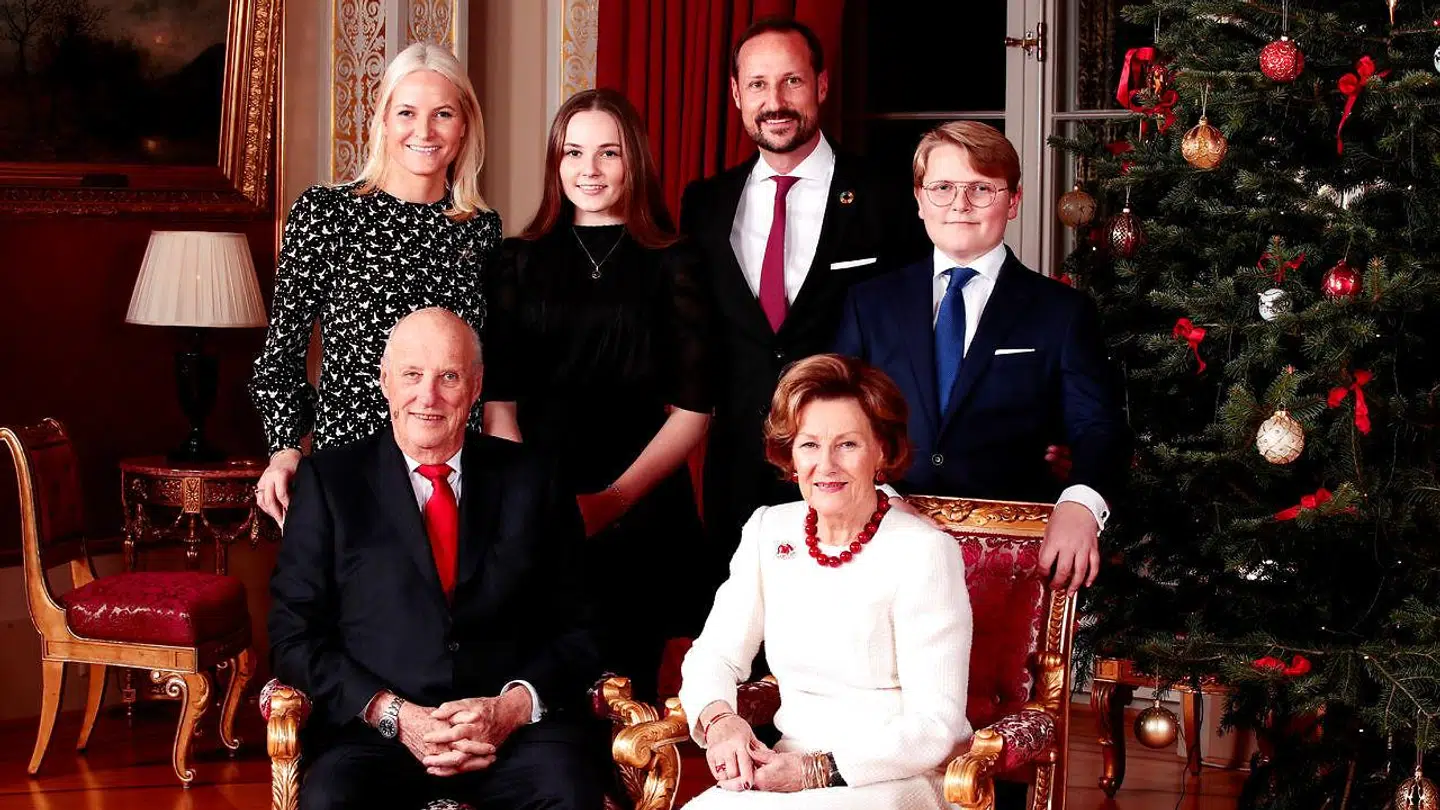 Den norske kongefamilie. Nederst fra venstre sidder Kong Harald og dronning Sonja. Øverst ser vi kronprinsesse Mette-Marit, prinsesse Ingrid Alexandra, kronprins Haakon og prins Sverre Magnus.