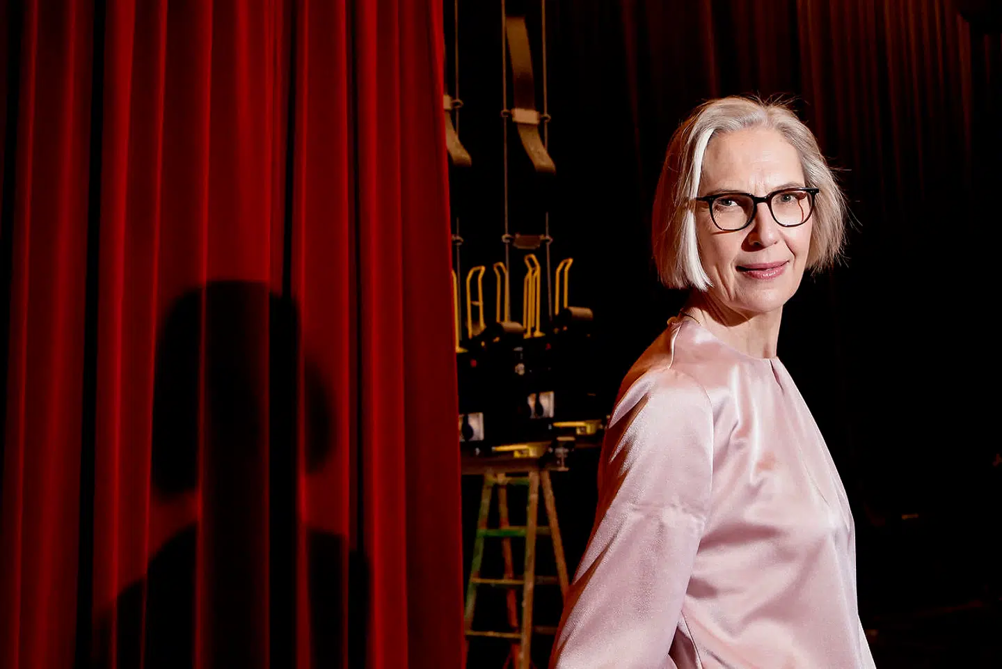 DRs generaldirektør, Maria Rørbye Rønn, skrev i en intern e-mail til medarbejderne 11. september: »Synes man, at krænkelser og seksuel chikane er helt okay, så bør man blive siddende hjemme i sofaen og gense »Mad Men« på DVD frem for at vælge at ville arbejde i DR anno 2020.«