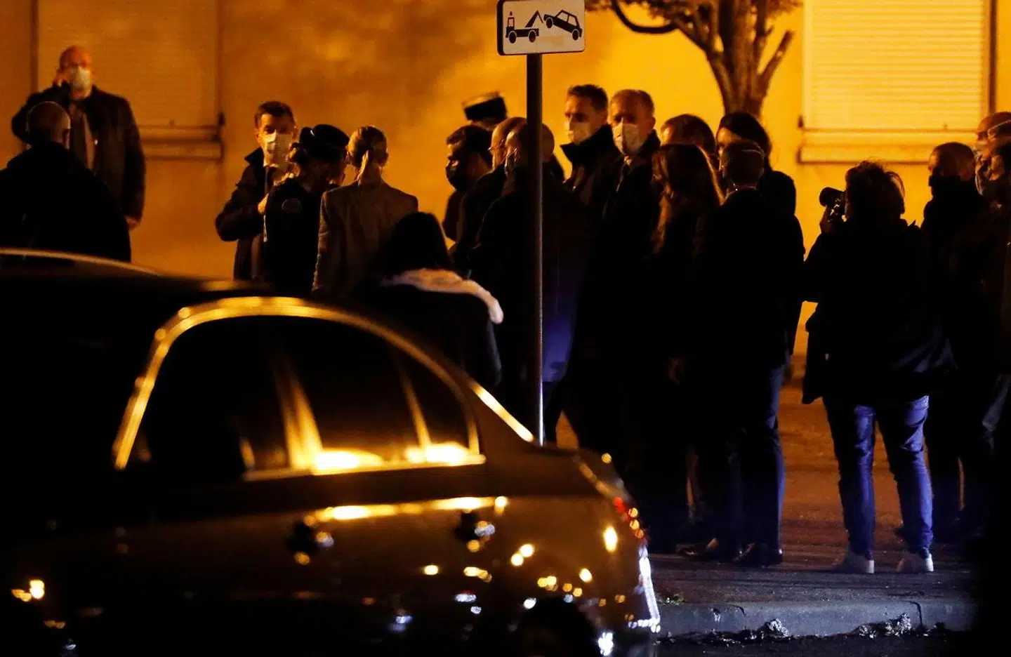 Præsident Macron ankommer til stedet, hvor drabet fandt sted.