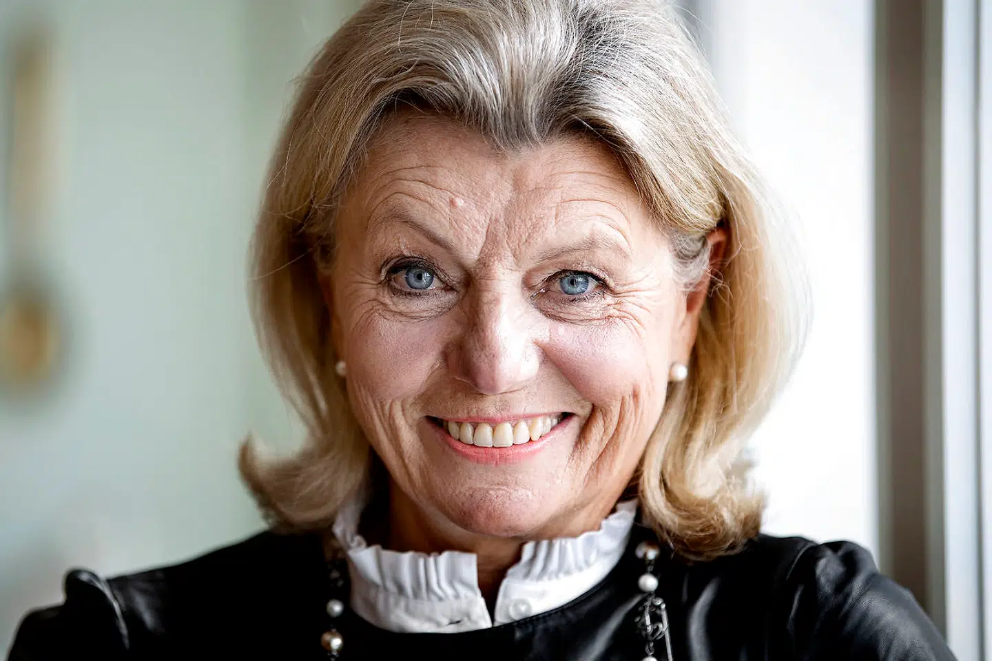 Anne Laxholm kan stadig få sommerfugle i maven, når hun hver fredag sidder klar i 'Vild med dans'.
