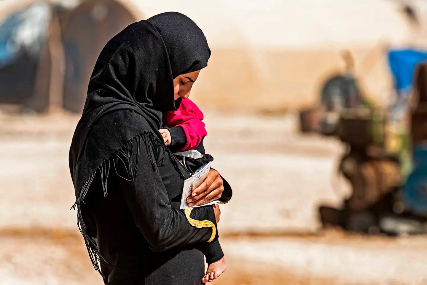 Mødre har til alle tider båret deres børn – som denne syriske kvinde. Men hvad skete der i det nuværende New Mexico for 12.000 år siden, da en kvinde ilede over en mudderdækket slette med et lille barn?