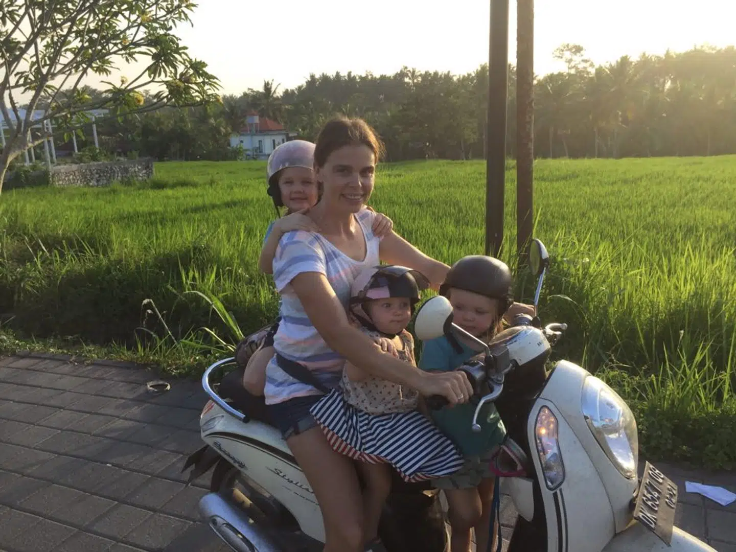 Silke Bock med døtrene Olivia, Agnes og Nora på familiens uundværlige scooter. Familien, som også tæller Silkes mand Anders, har boet på Bali i snart to år.Foto: Privat