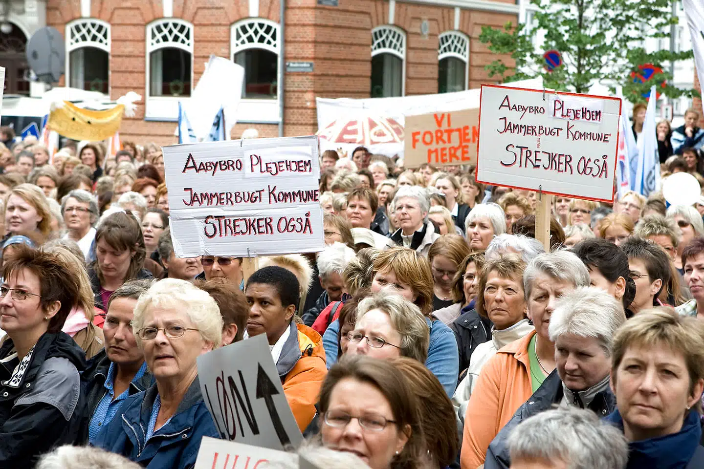 De kvindedominerede fag i den offentlige sektor har i flere omgange være i konflikt for at få højere løn. Her er det social- og sundhedspersonale fra Aalborg Kommune.