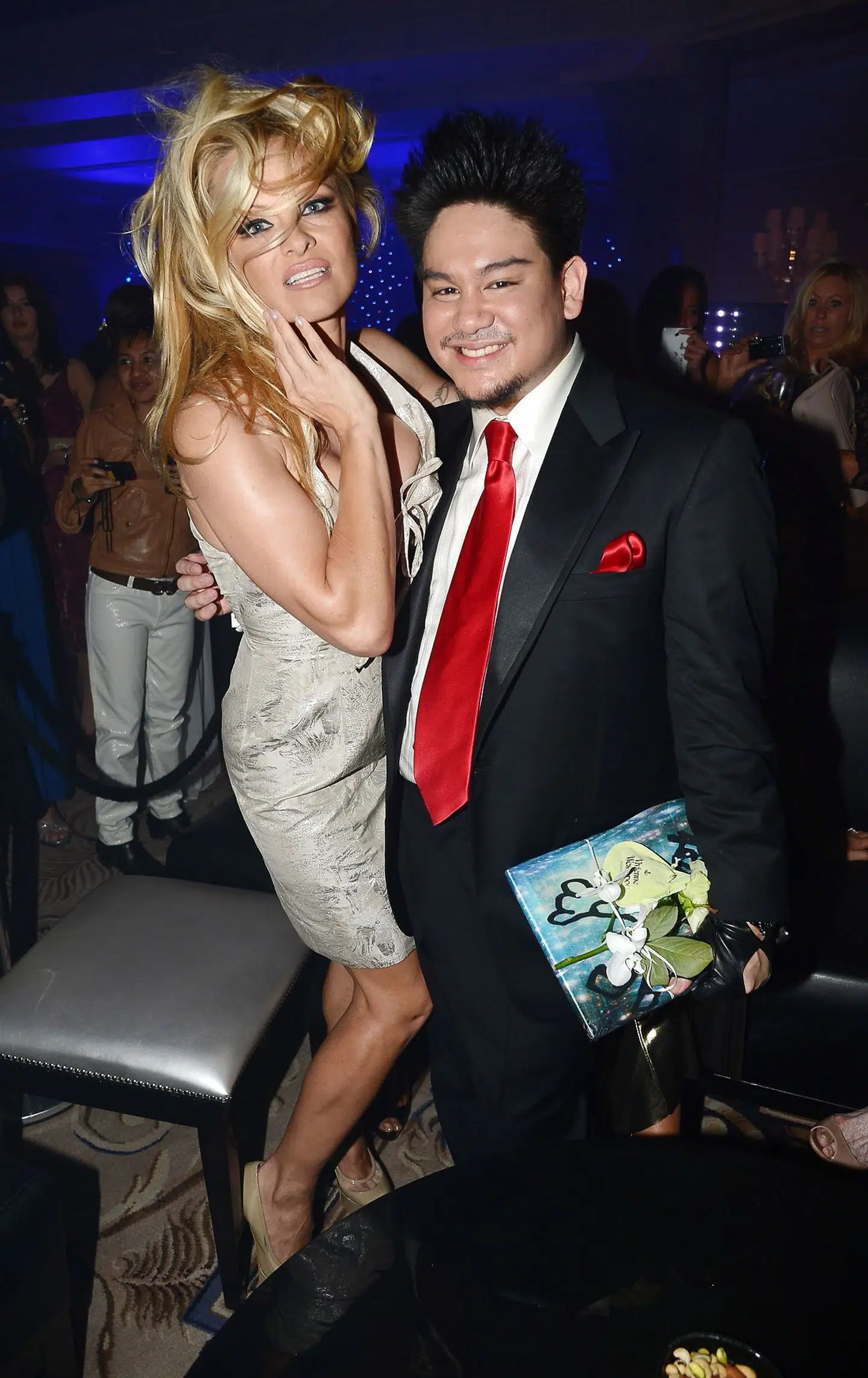 Prins Azim med Pamela Anderson.