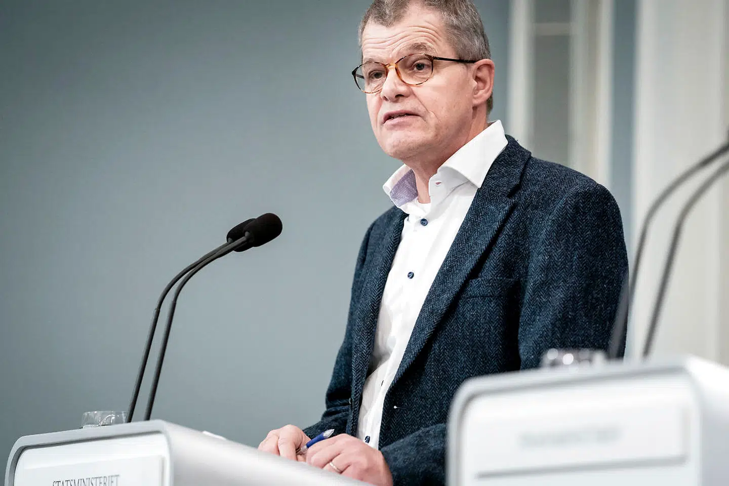 Faglig direktør i Statens Serum Institut Kåre Mølbak forklarer nu, at covid-19 er mindre farlig for børn end almindelig influenza.