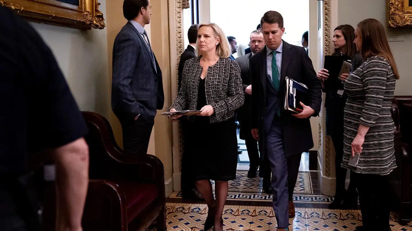 Arkivfoto fra 5. marts 2019. De to daværende spidser for Homeland Security, Kirstjen Nielsen og Miles Taylor. Hun mistede jobbet, efter hun blandt andet åbent havde kritiseret Trump for at foreslå, at grænsevagter skulle skyde mexicanske grænseløbere i benene for at sinke dem. Han sagde selv op og har siden skrevet en bog om Trumps horrible personlighed og lederevner. (Foto: Scanpix)