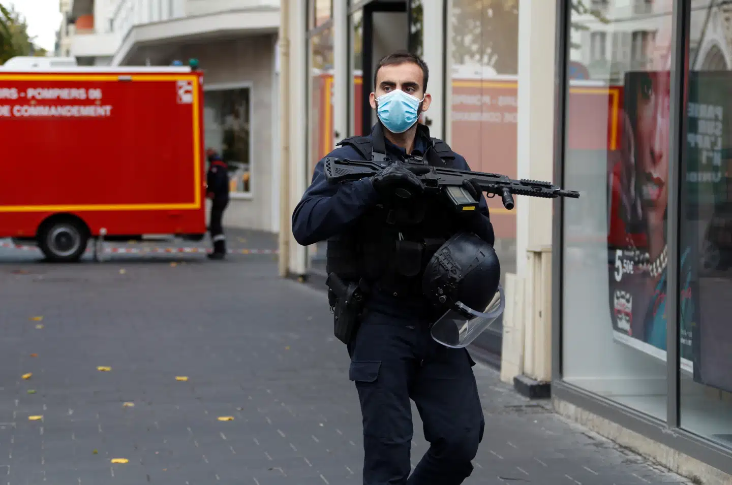 En betjent afsikrer området, efter et formodet terrorangreb har fundet sted ved Notre Dame-kirken i Nice, Frankrig. Tre personer er døde.