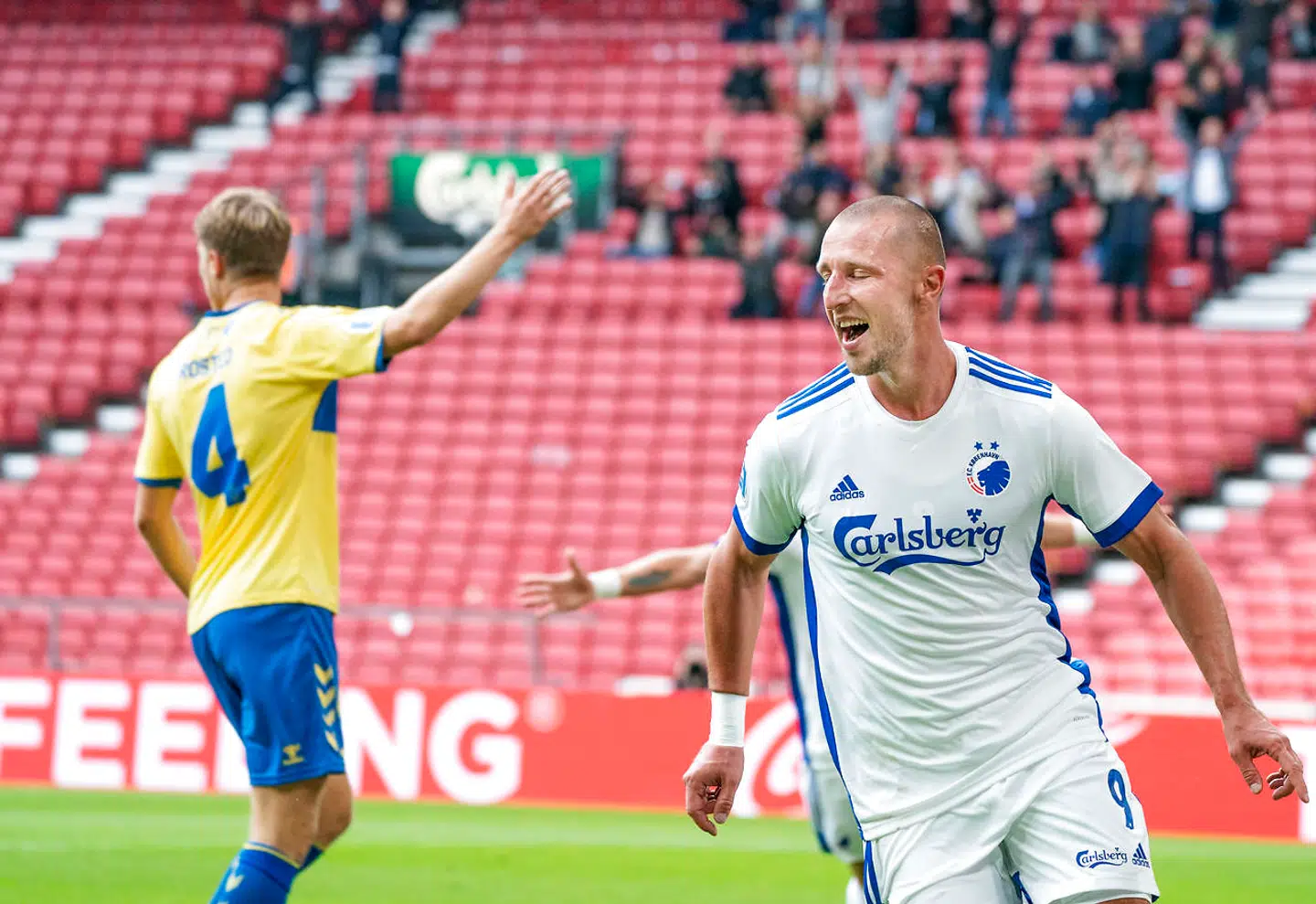 Sophie Hæstorp Andersen kommer med en lille stikpille til FCK's Kamil Wilczek, der tidligere har optrådt for Brøndby IF.